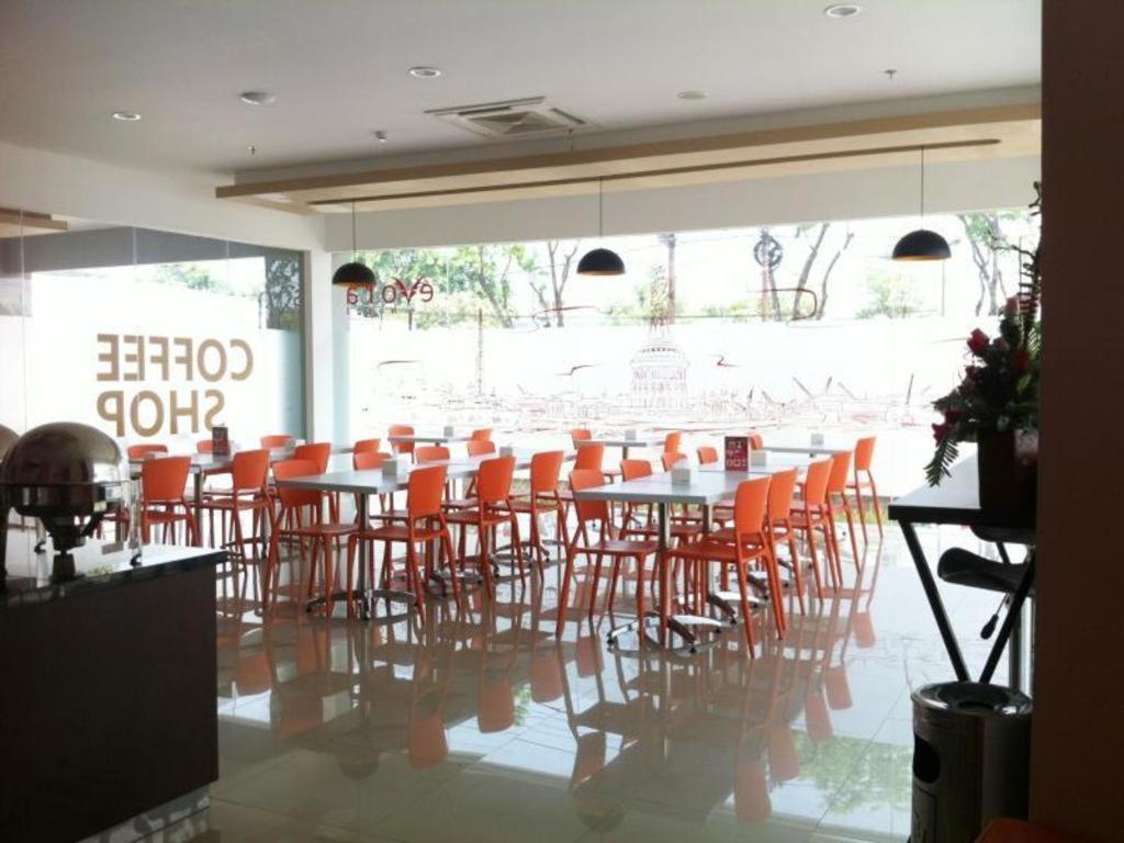 Evora Hotel Surabaya Buitenkant foto