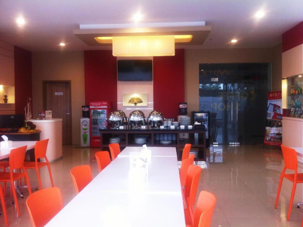 Evora Hotel Surabaya Buitenkant foto