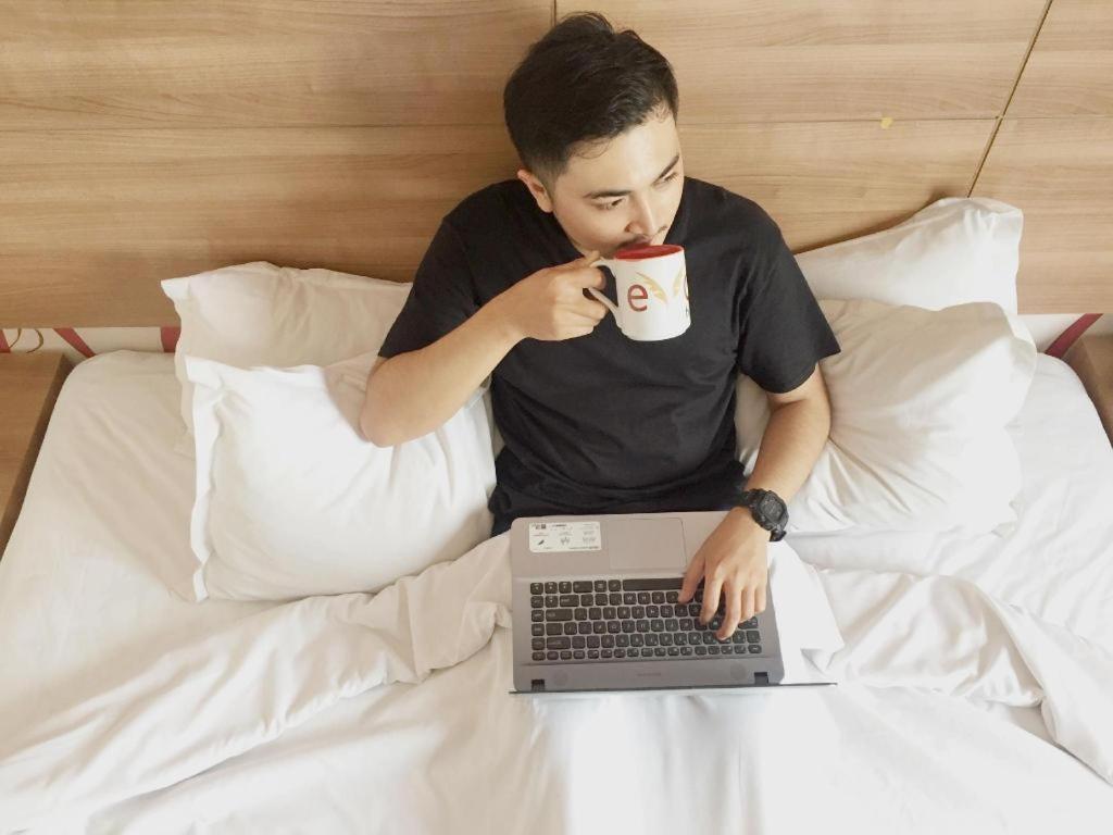 Evora Hotel Surabaya Buitenkant foto