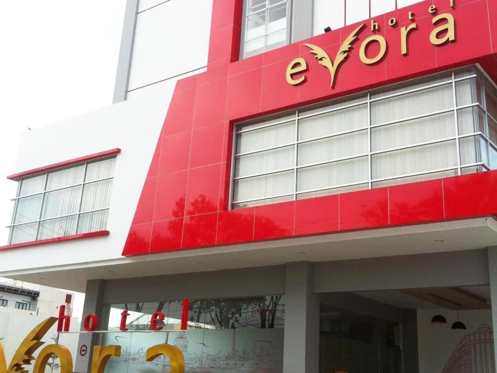 Evora Hotel Surabaya Buitenkant foto