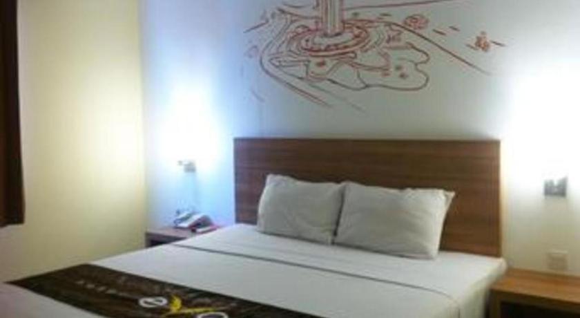 Evora Hotel Surabaya Buitenkant foto