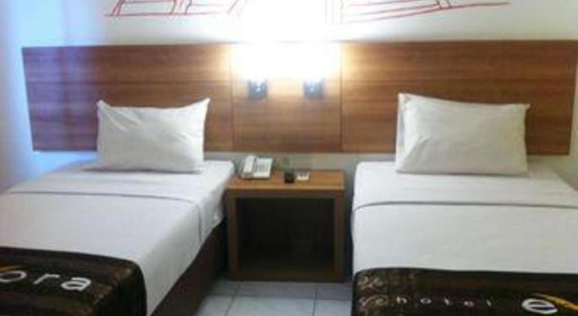Evora Hotel Surabaya Buitenkant foto