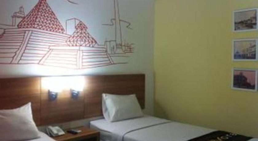 Evora Hotel Surabaya Buitenkant foto