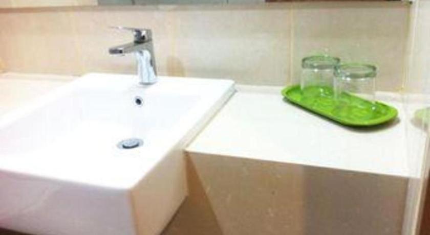 Evora Hotel Surabaya Buitenkant foto